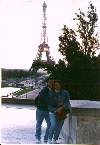 Chiquis y Tavo frente a la Torre Eiffel